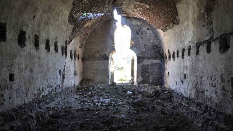 Kars’ta defineciler kiliseyi talan etti