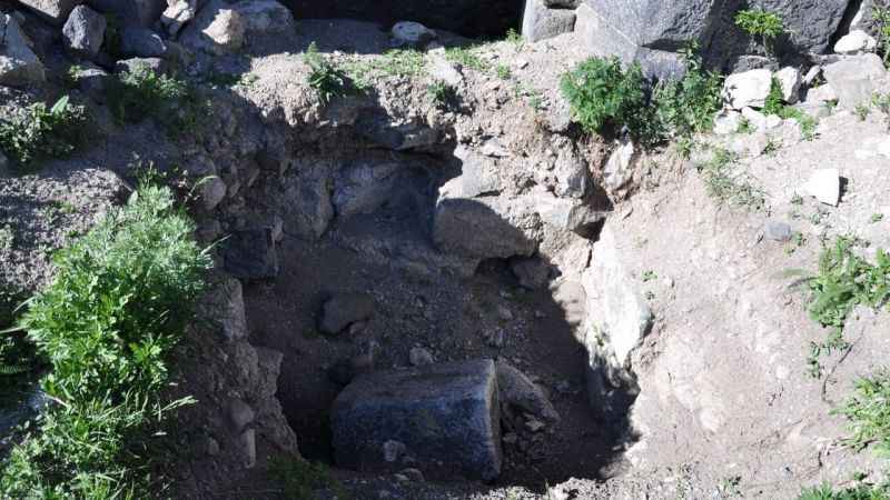 Kars’ta defineciler kiliseyi talan etti