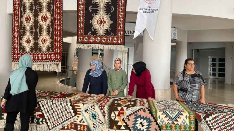 Osmaniye’de yöresel kilim dokuma sergisi Osmaniye’de yöresel kilim dokuma sergisi