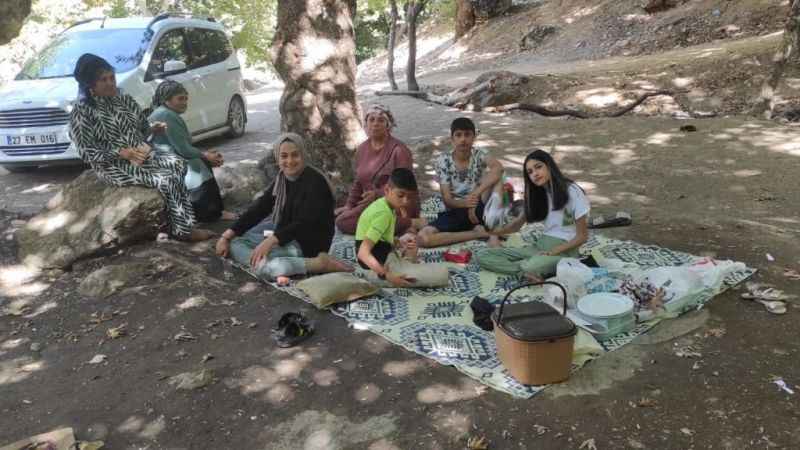 Vatandaş sıcaklarda dere yataklarına akın ediyor Vatandaş sıcaklarda dere yataklarına akın ediyor