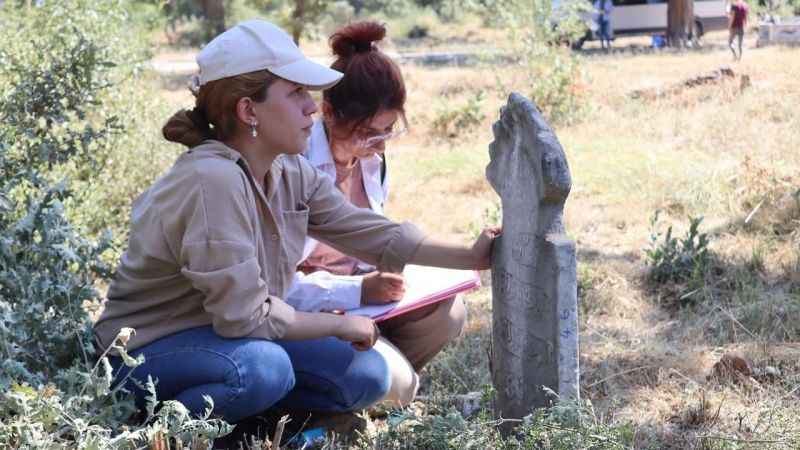 43 mezarlıkta Osmanlı dönemine ait mezar taşları incelendi 43 mezarlıkta Osmanlı dönemine ait mezar taşları incelendi