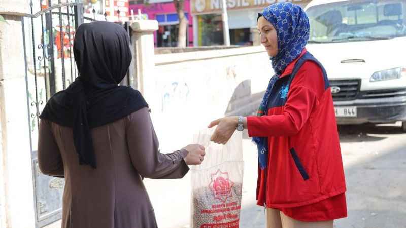 Belediye boş tarlalara ektiği nohutları ihtiyaç sahiplerine dağıtıyor Belediye boş tarlalara ektiği nohutları ihtiyaç sahiplerine dağıtıyor