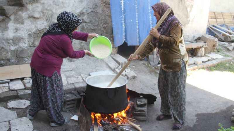 Konya'da ev hanımlarının tarhana telaşı Konya'da ev hanımlarının tarhana telaşı