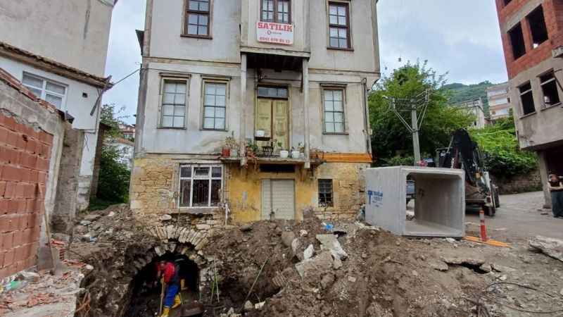Tarihi evin altından dere yatağı çıktı