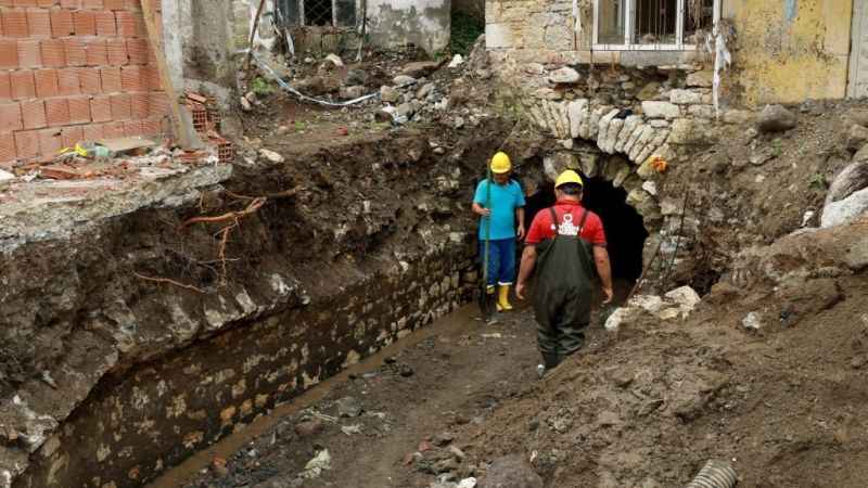 Tarihi evin altından dere yatağı çıktı Tarihi evin altından dere yatağı çıktı