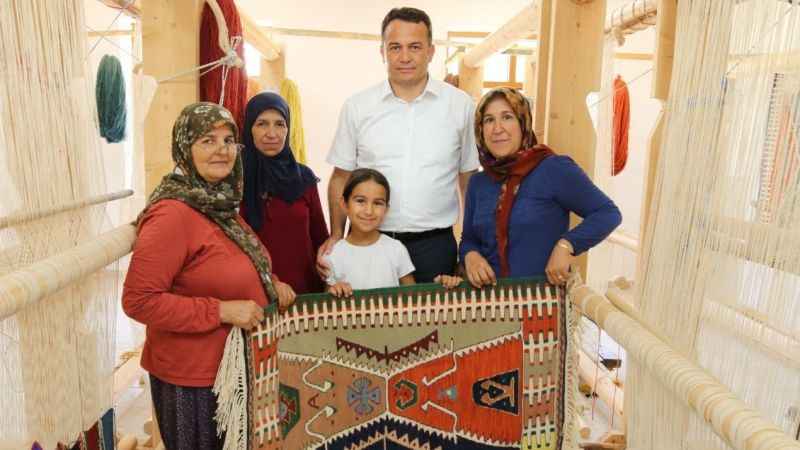Kaş’ta “Barak Kilimi” dokumacılığı başlatıldı Kaş’ta “Barak Kilimi” dokumacılığı başlatıldı