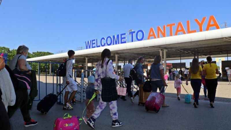 Yılın ilk 8 ayında Antalya'ya hava yoluyla 9 milyon turist geldi