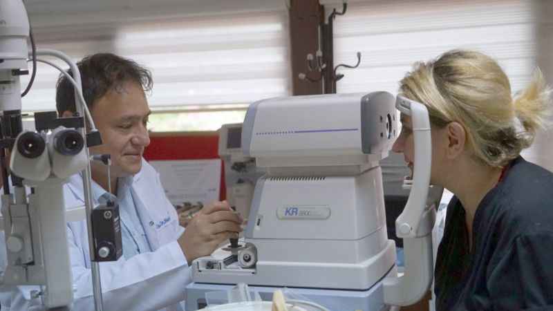 Havuzda serinlemek isterken gözlerinizden olmayın Havuzda serinlemek isterken gözlerinizden olmayın