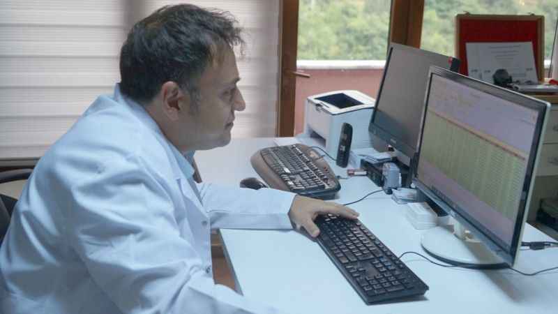 Havuzda serinlemek isterken gözlerinizden olmayın Havuzda serinlemek isterken gözlerinizden olmayın