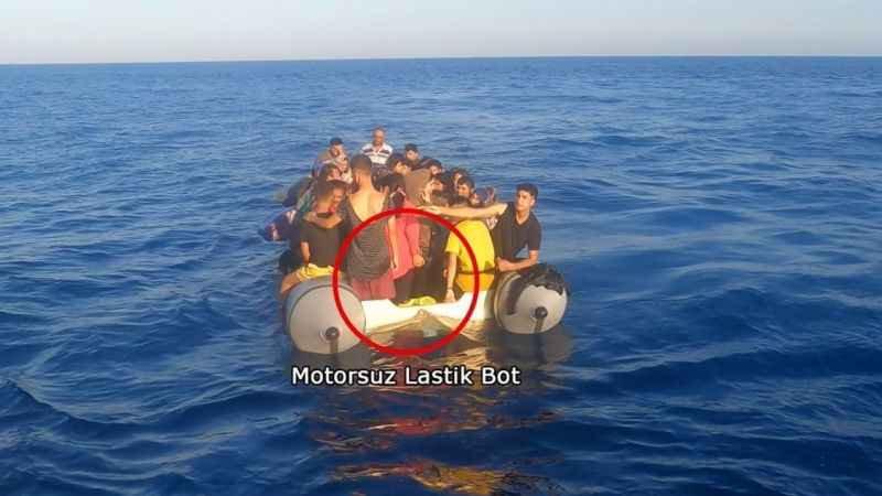 Yunan unsurları motorunu söktükleri lastik bottaki göçmenleri ölüme terk etti Yunan unsurları motorunu söktükleri lastik bottaki göçmenleri ölüme terk etti