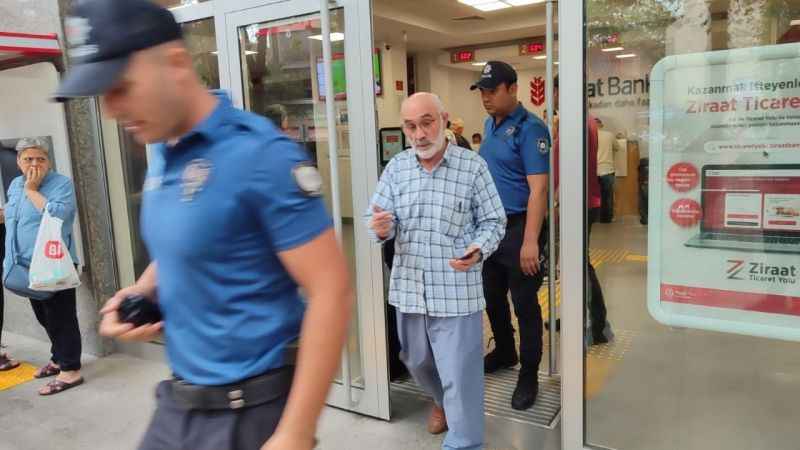 Dolandırılmak üzere olan yaşlı adamı banka görevlileri ikna edemedi, polis ikna etti Dolandırılmak üzere olan yaşlı adamı banka görevlileri ikna edemedi, polis ikna etti