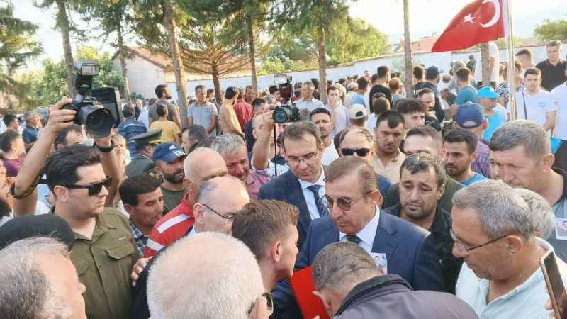 Bakan Yardımcısı Tuzcuoğlu şehit cenazesinde Kur’an okudu