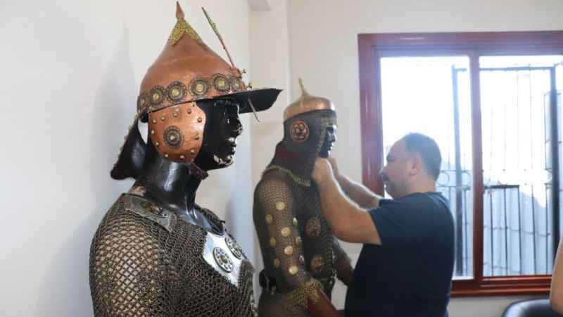 Hobi olarak savaş zırhı yapıyor Hobi olarak savaş zırhı yapıyor