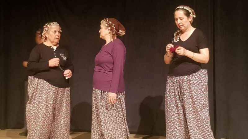 Bergamalı köylü kadınlardan tiyatro gösterisi Bergamalı köylü kadınlardan tiyatro gösterisi