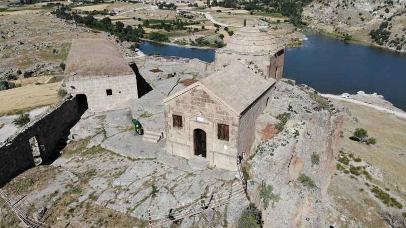 Aksaray'daki Yüksek Kilise ziyaretçilerini ağırlıyor Aksaray'daki Yüksek Kilise ziyaretçilerini ağırlıyor