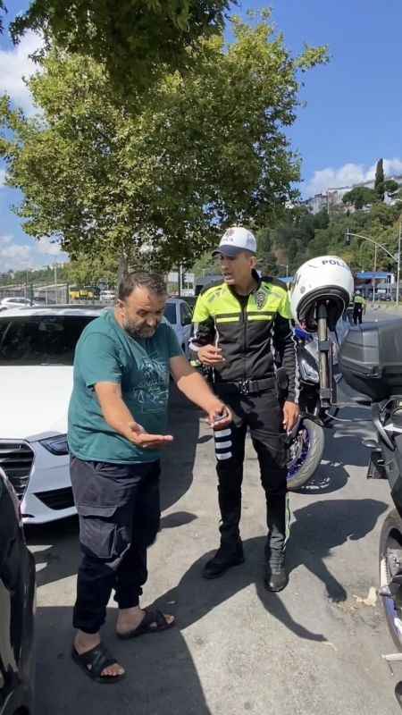 Üsküdar’da yayaya yol vermeyen taksici: 