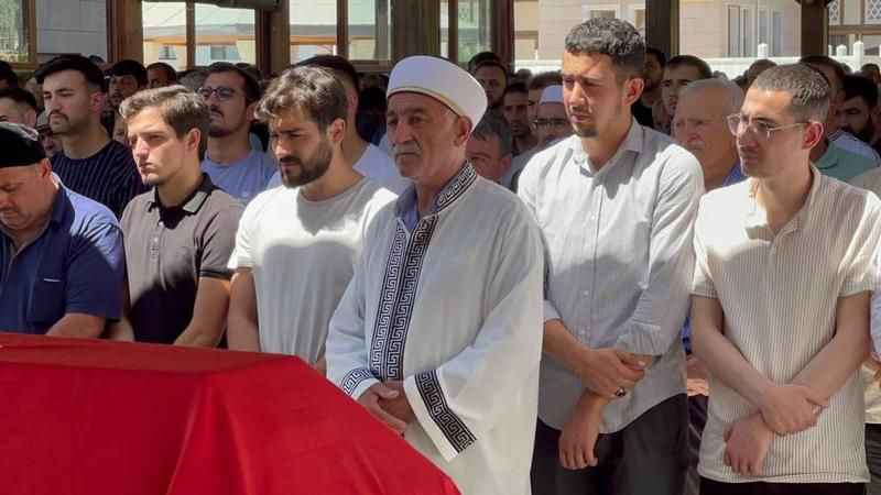 İmam babanın hafız oğlunun tabutu başında en acı görevi İmam babanın hafız oğlunun tabutu başında en acı görevi