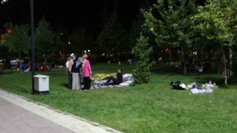 Peş peşe üç depremle sarsılan Malatyalılar park ve bahçelerde sabahlıyor Peş peşe üç depremle sarsılan Malatyalılar park ve bahçelerde sabahlıyor