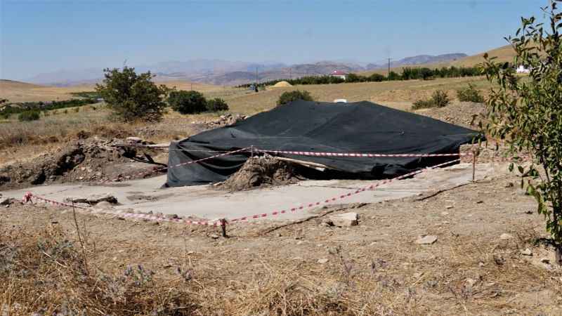 Tarlada heyecanlandıran keşif: Kazı çalışmaları başladı Tarlada heyecanlandıran keşif: Kazı çalışmaları başladı
