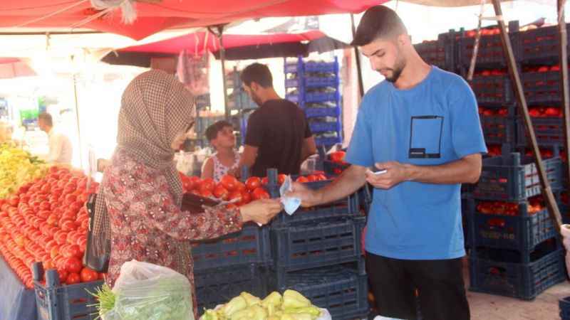 Pazarda çalışırken aldığı notlarla kitap çıkardı