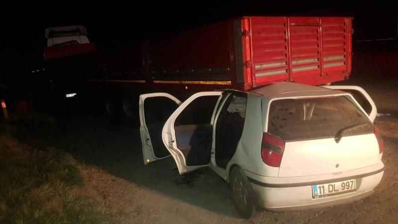 Bilecik'te otomobil, park halinde tırın dorsesine arkadan çarptı: 5 yaralı Bilecik'te otomobil, park halinde tırın dorsesine arkadan çarptı: 5 yaralı