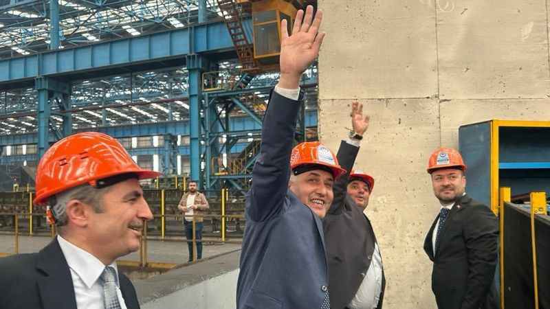 KARDEMİR işçilerine 3 bin lira zam KARDEMİR işçilerine 3 bin lira zam