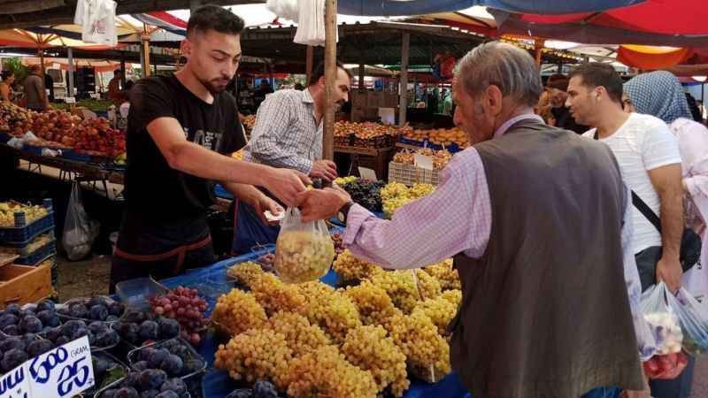 Pazar tezgahları üzümle süslendi Pazar tezgahları üzümle süslendi