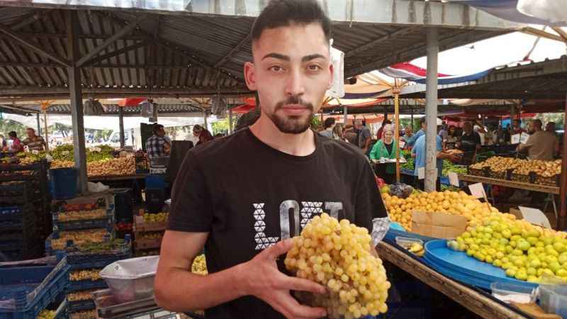 Pazar tezgahları üzümle süslendi Pazar tezgahları üzümle süslendi