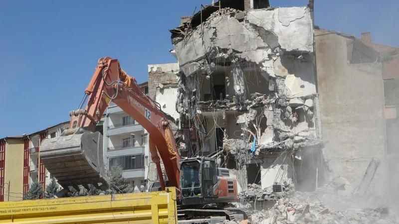 1 günde üç depremle sarsılan Malatya’da ağır hasarlı binaların yıkımlarına hız verildi 1 günde üç depremle sarsılan Malatya’da ağır hasarlı binaların yıkımlarına hız verildi