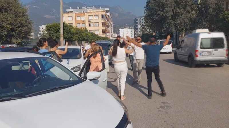 Araçları durdurup çiftetelli oynadılar