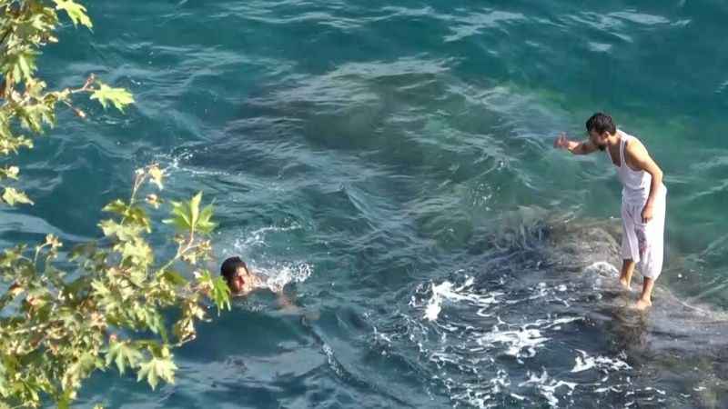 30 metrelik falezlerde gençlerin ölüm oyunu