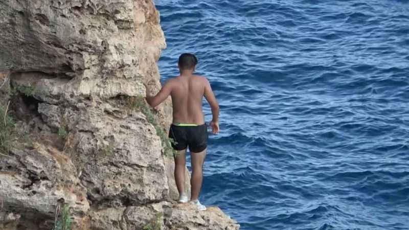 30 metrelik falezlerde gençlerin ölüm oyunu