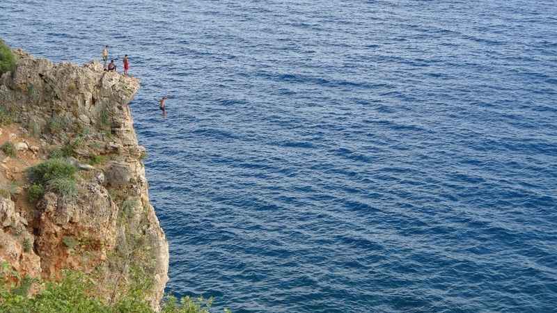 30 metrelik falezlerde gençlerin ölüm oyunu