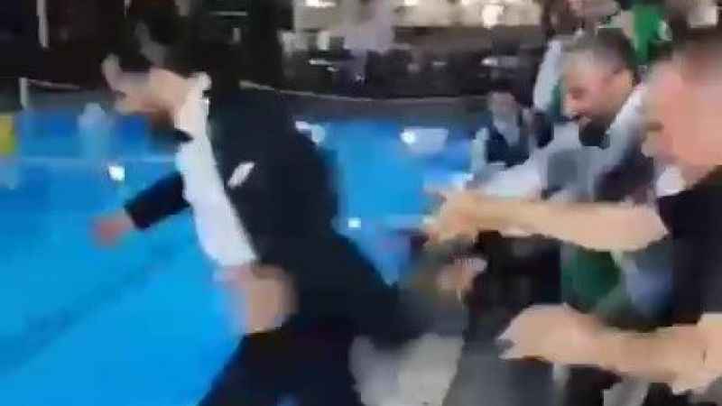 Düğün sahibini elbiseleriyle havuza attılar