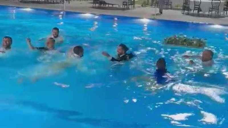 Düğün sahibini elbiseleriyle havuza attılar