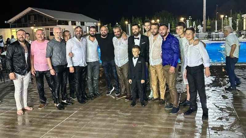 Düğün sahibini elbiseleriyle havuza attılar