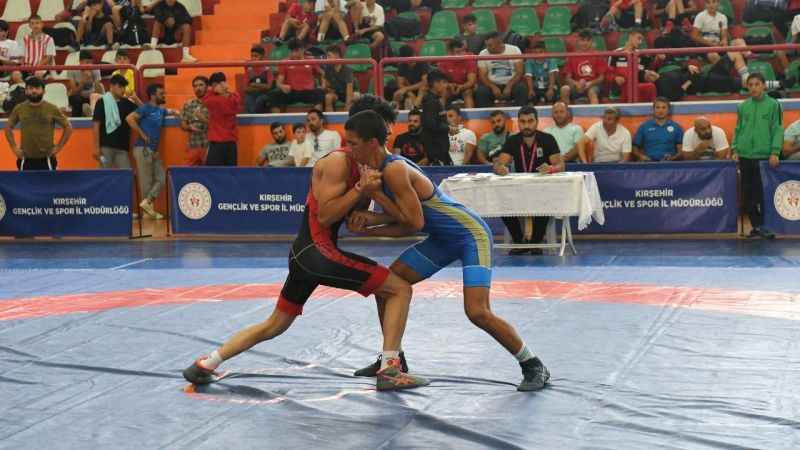 Kırşehir, 11-14 yaş güreş müsabakalarına ev sahipliği yapıyor