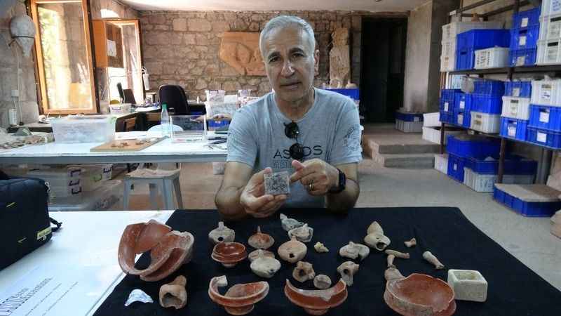 Assos antik kentine ait 2 bin 300 yılık ağırlık birimi bulundu Assos antik kentine ait 2 bin 300 yılık ağırlık birimi bulundu