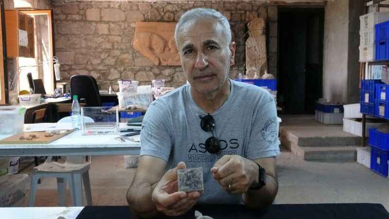 Assos antik kentine ait 2 bin 300 yılık ağırlık birimi bulundu Assos antik kentine ait 2 bin 300 yılık ağırlık birimi bulundu