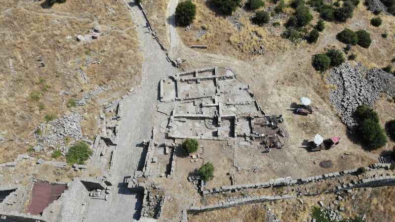 Assos antik kentine ait 2 bin 300 yılık ağırlık birimi bulundu Assos antik kentine ait 2 bin 300 yılık ağırlık birimi bulundu