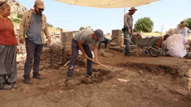 Assos antik kentine ait 2 bin 300 yılık ağırlık birimi bulundu Assos antik kentine ait 2 bin 300 yılık ağırlık birimi bulundu