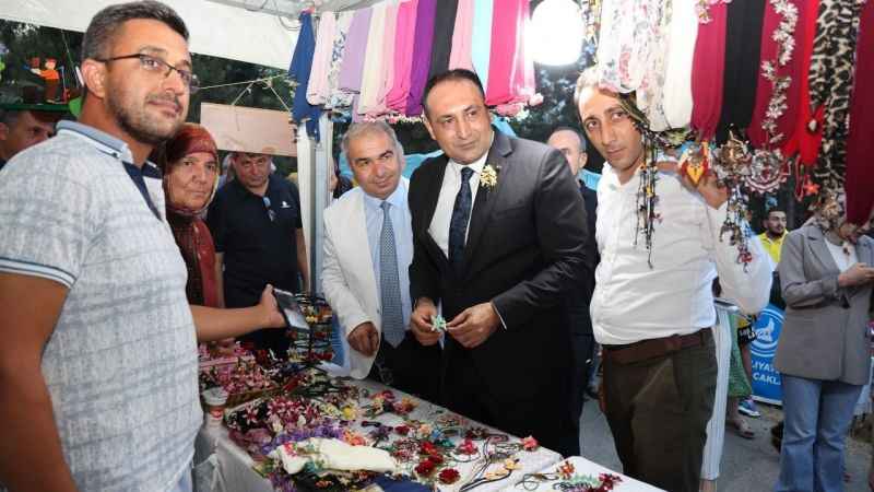 Tek eliyle iğne oyası yaparak geçimini sağlıyor