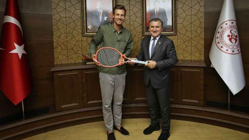 Bakan Osman Aşkın Bak, ünlü tenisçi Tomas Berdych ile görüştü