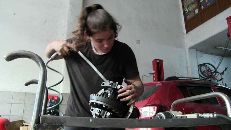 Babasının tamirhanesine motor ustası oldu