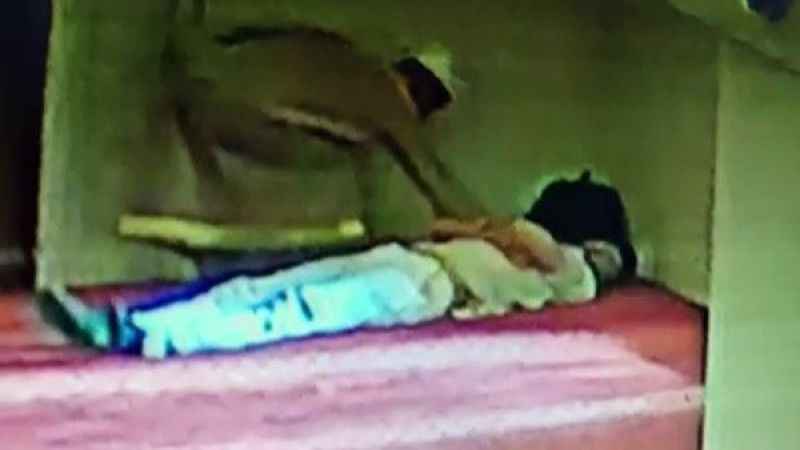 İstanbul’da imam cübbesi giyerek camide hırsızlık yaptı İstanbul’da imam cübbesi giyerek camide hırsızlık yaptı