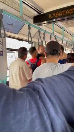 İstanbul’da tramvayda yanlış anlaşılma kavgası kamerada: Turistin yaka paça kovdular