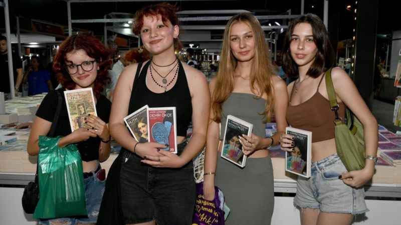 Kuşadası Kitap Fuarı 300 bin kişiyi ağırladı Kuşadası Kitap Fuarı 300 bin kişiyi ağırladı