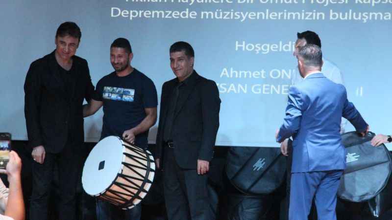 Depremzede müzisyenlere enstrüman dağıtıldı Depremzede müzisyenlere enstrüman dağıtıldı