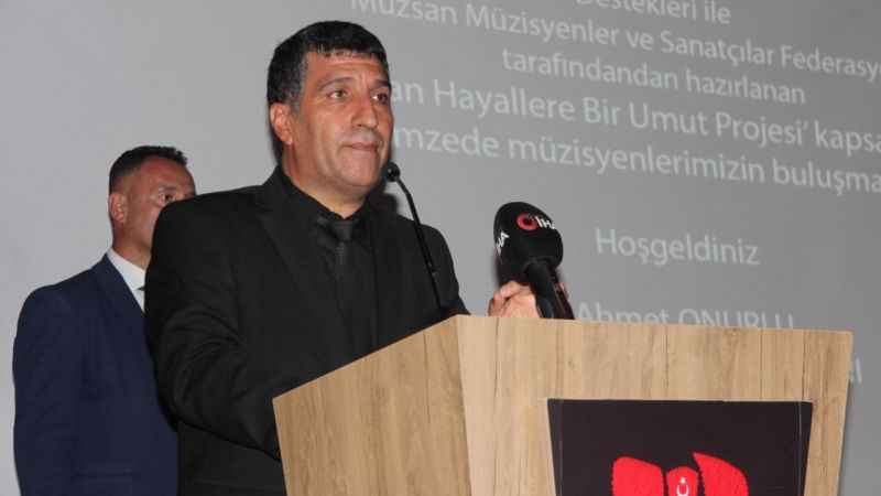 Depremzede müzisyenlere enstrüman dağıtıldı Depremzede müzisyenlere enstrüman dağıtıldı