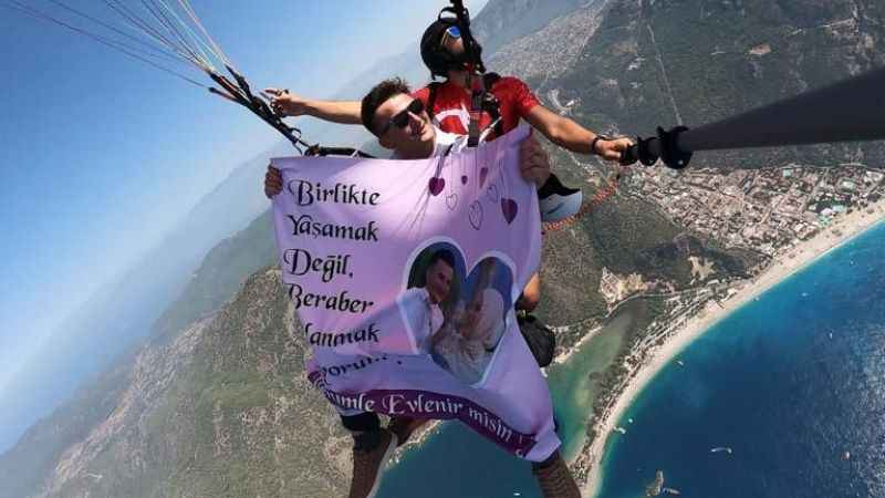Evlilik teklifini paraşütle süzülürken yaptı Evlilik teklifini paraşütle süzülürken yaptı